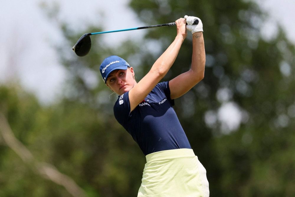en golfspiller svinder køllen