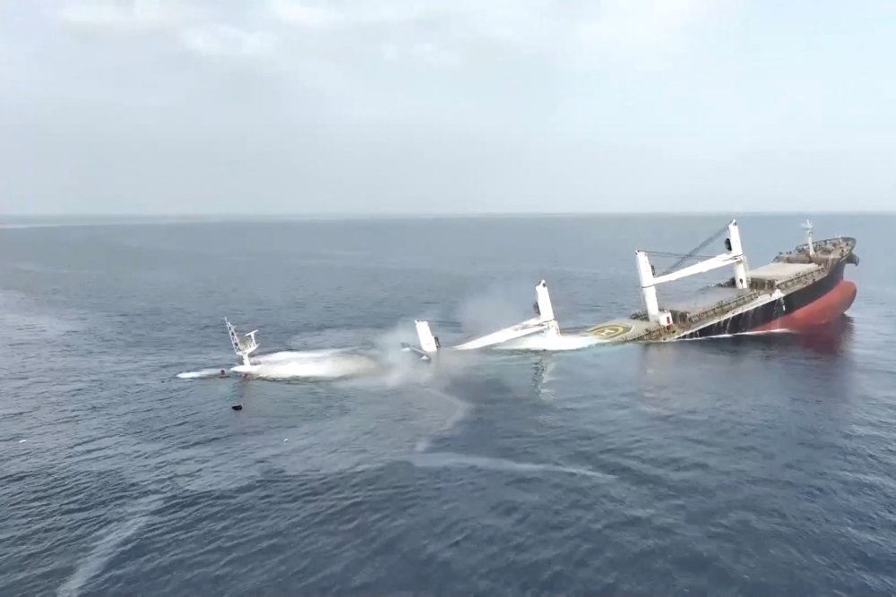 skib synker på havet