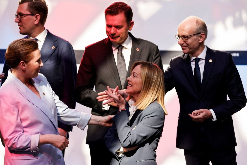 fire politiker i sal omkring den danske statsminister