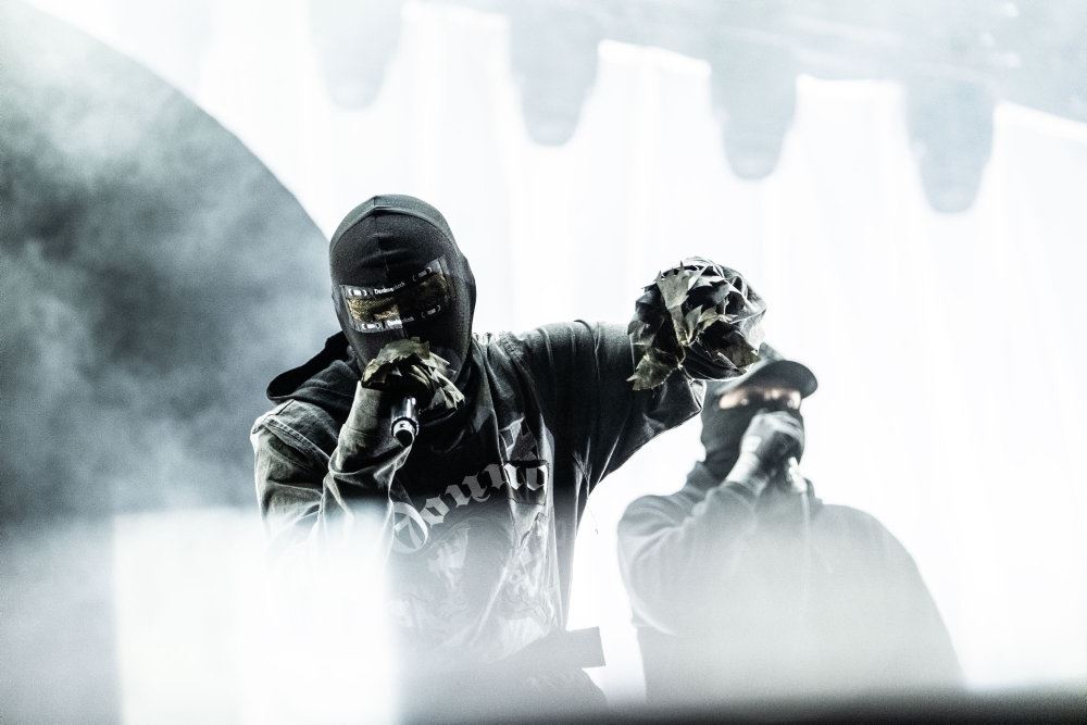 to med maske på scene