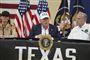 Trump bag en bande, der står Texas på