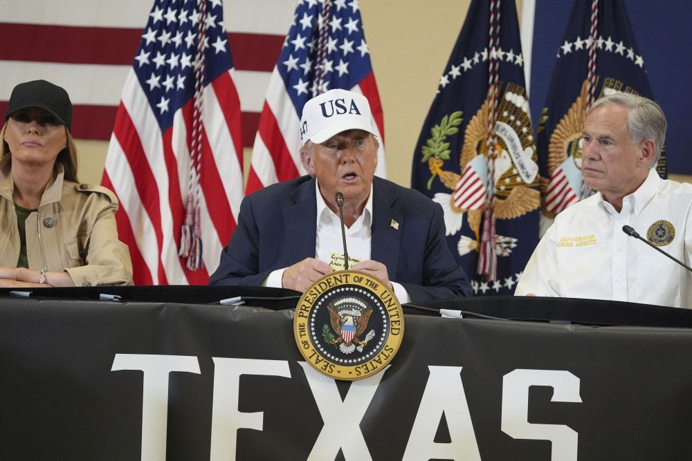 Trump bag en bande, der står Texas på