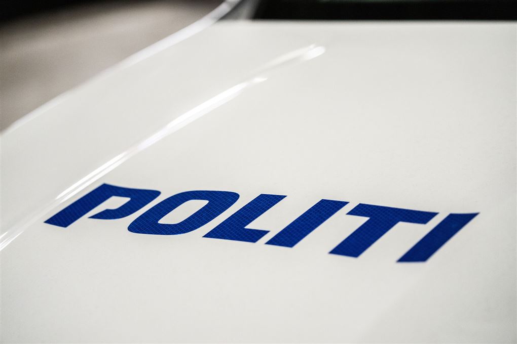 Kølerhjelmen på en politibil, hvor der står politi