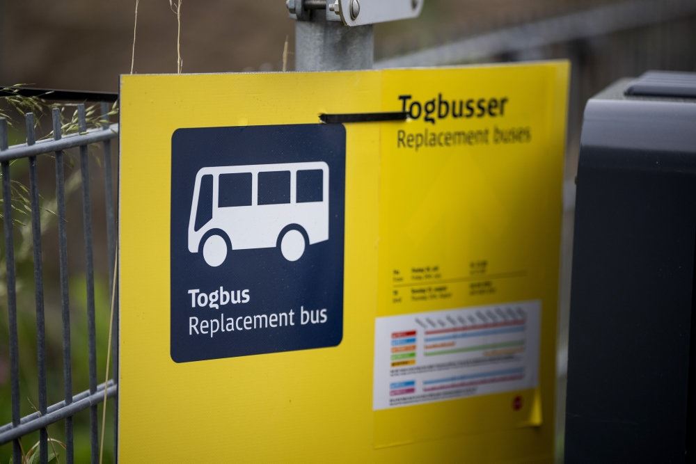 skilt med togbus