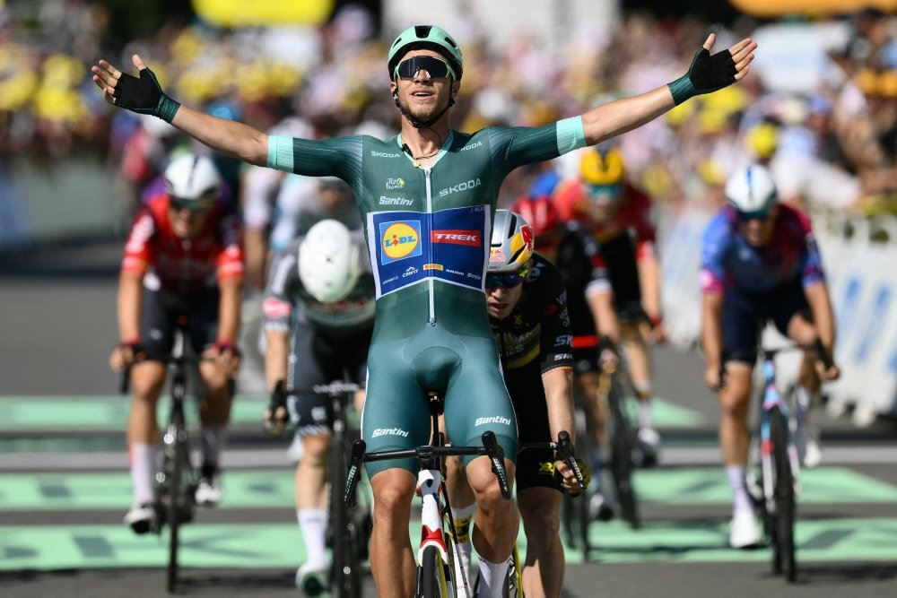 cykelrytter jubler over mållinien