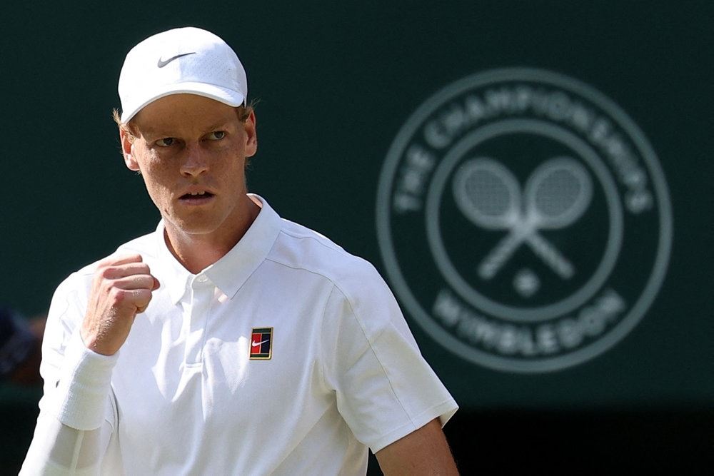 tennisspiller knytter håmden i triumf
