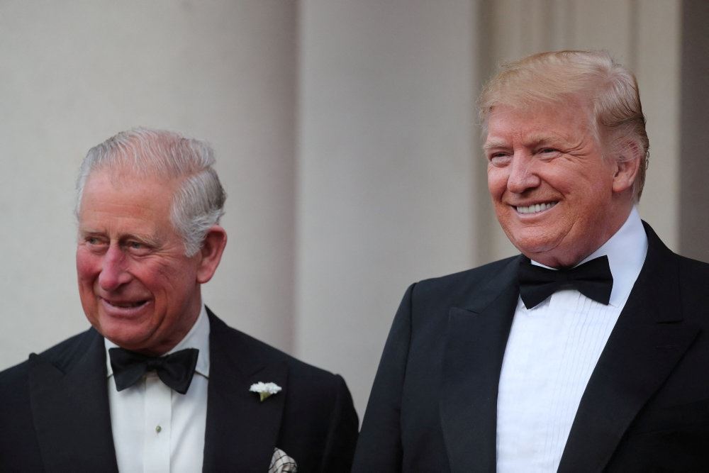 kong charles og donald trump poserer 