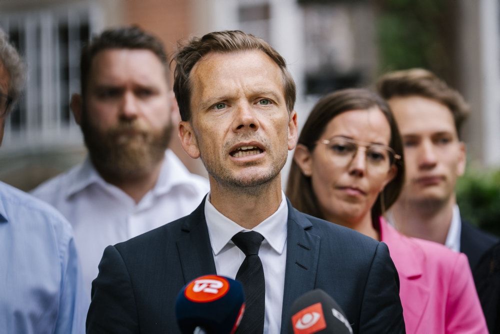 Mand på pressemøde