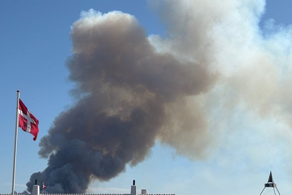 Røgsøjle mod blå himmel