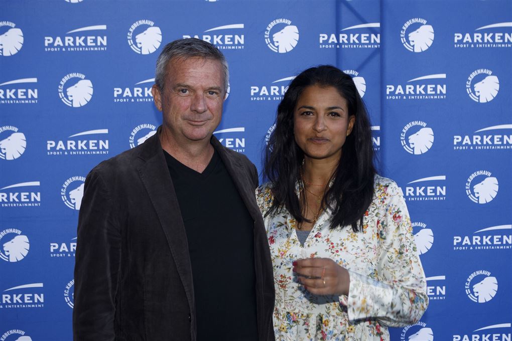 Par på den røde løber ved fodboldkamp.