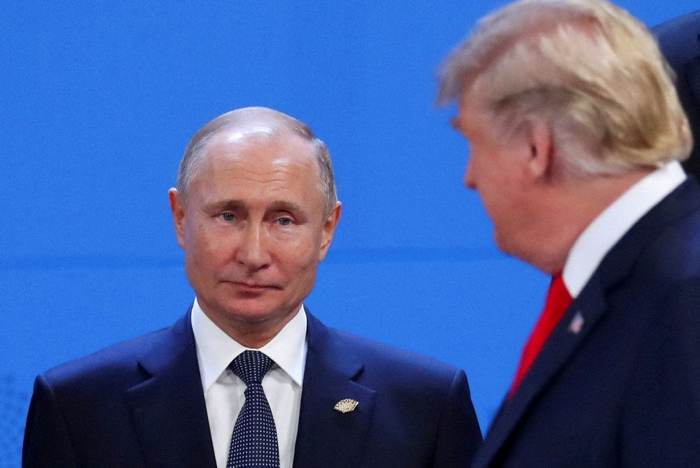 Trump kigger på smilende Putin
