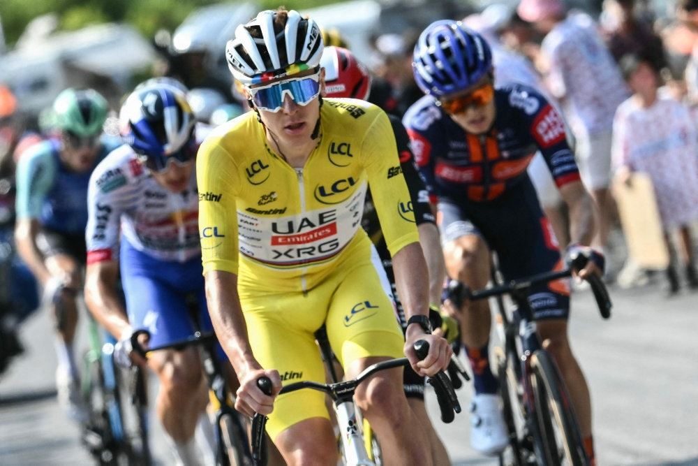 cykelryttere kører på vejen