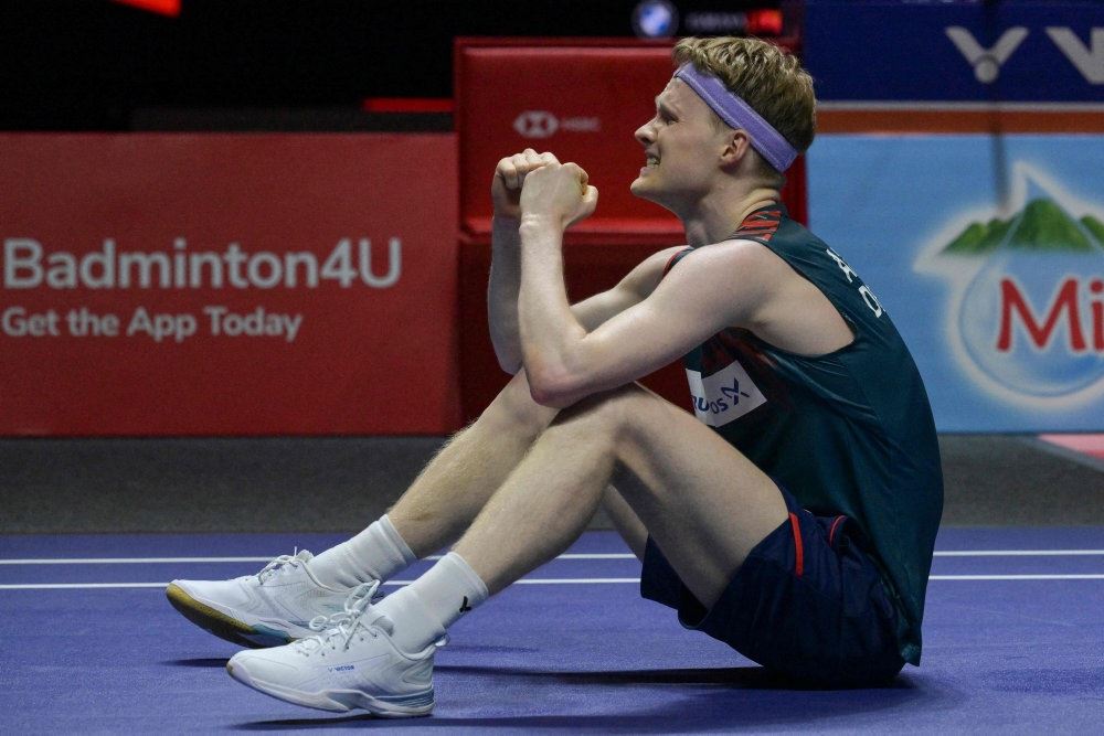 en badmintonspiller ærgrer sig