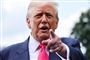 Donald Trump peger ind i kameraet