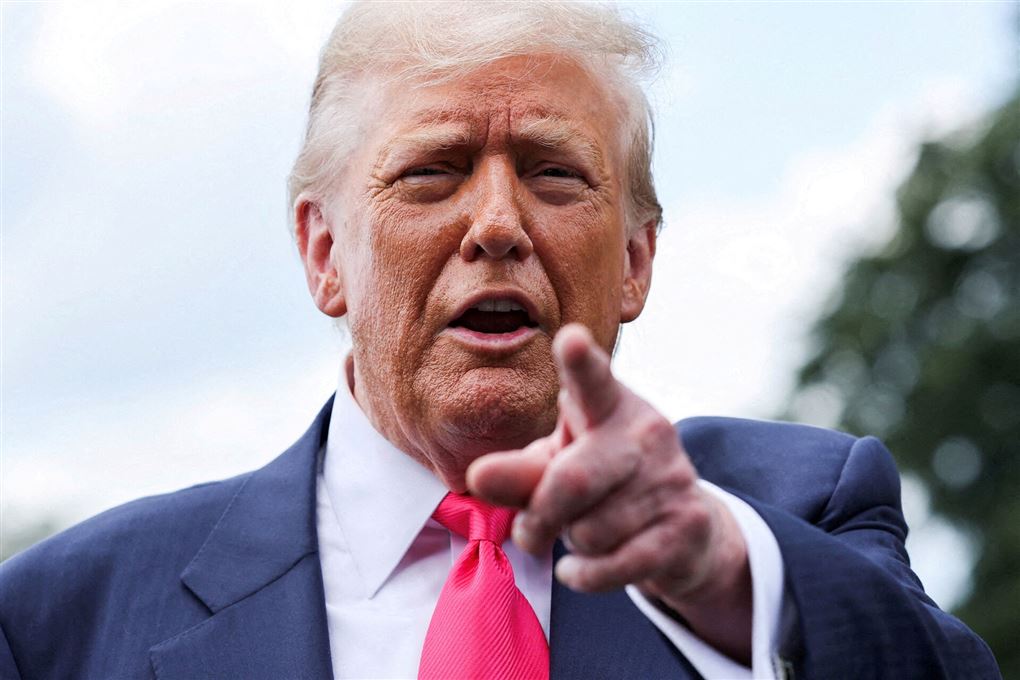 Donald Trump peger ind i kameraet