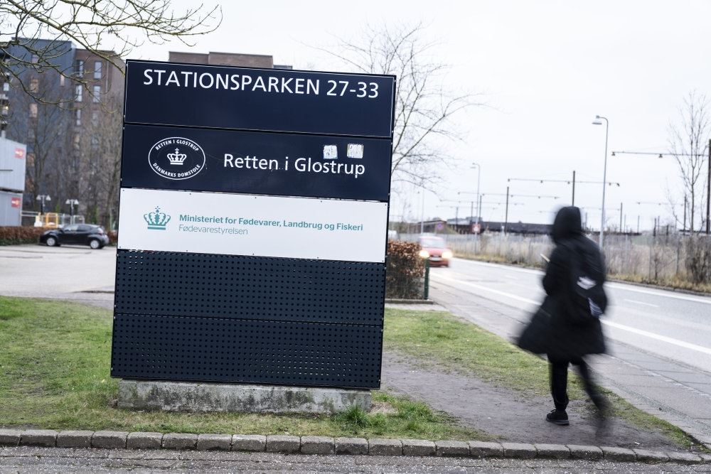 et skilt foran retten