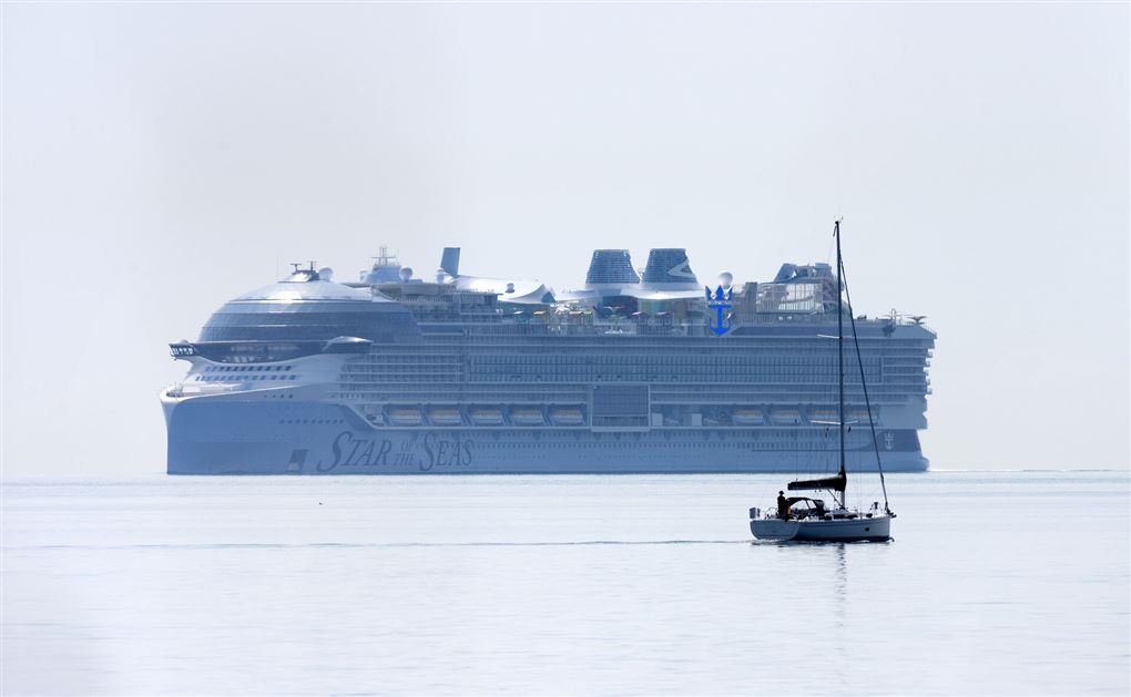 et kæmpe skib ses på havet
