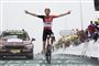 en cykelrytter triumferer