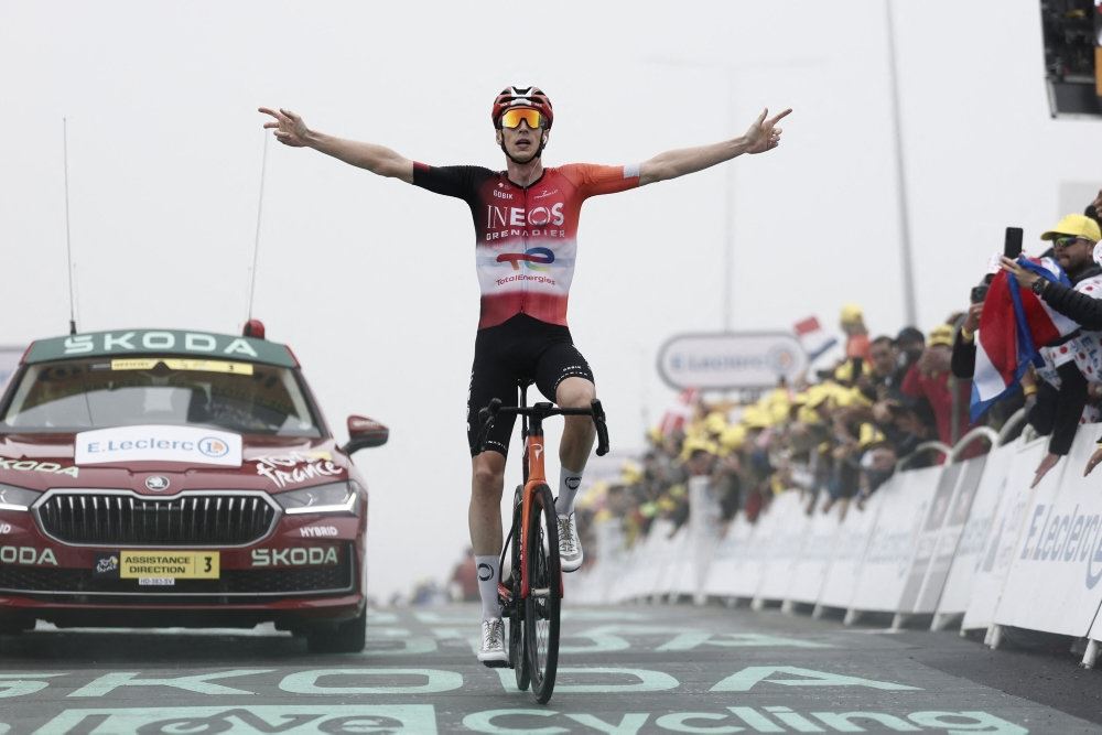 en cykelrytter triumferer