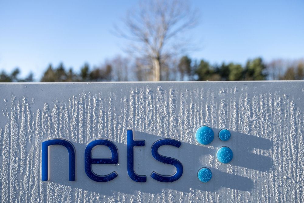 et logo på en bygning