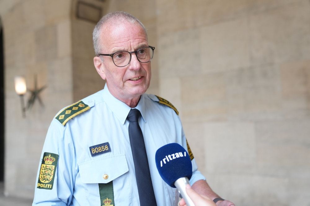 politimand i uniformer holder pressemøde