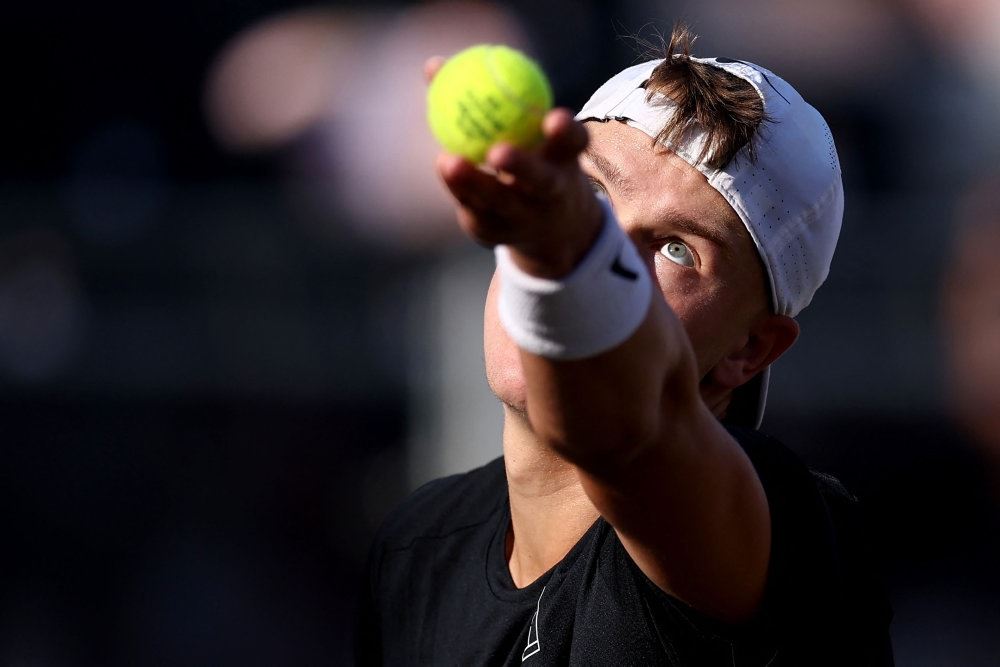 hånd med tennisbold