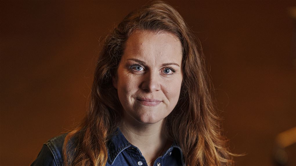kvinde med smil og langt hår