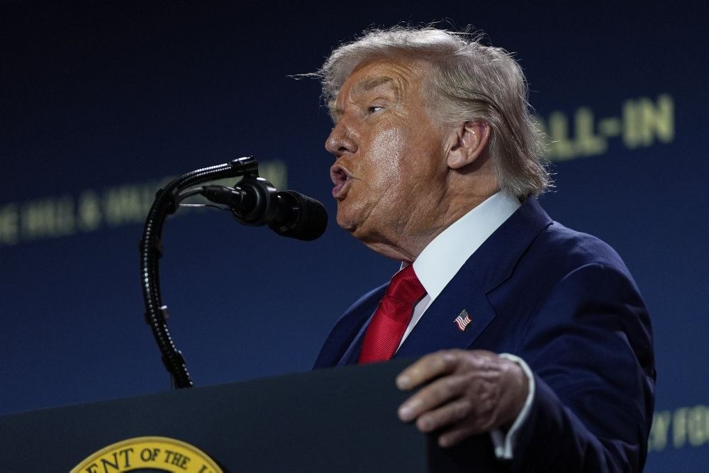 Trump på talerstol set fra siden