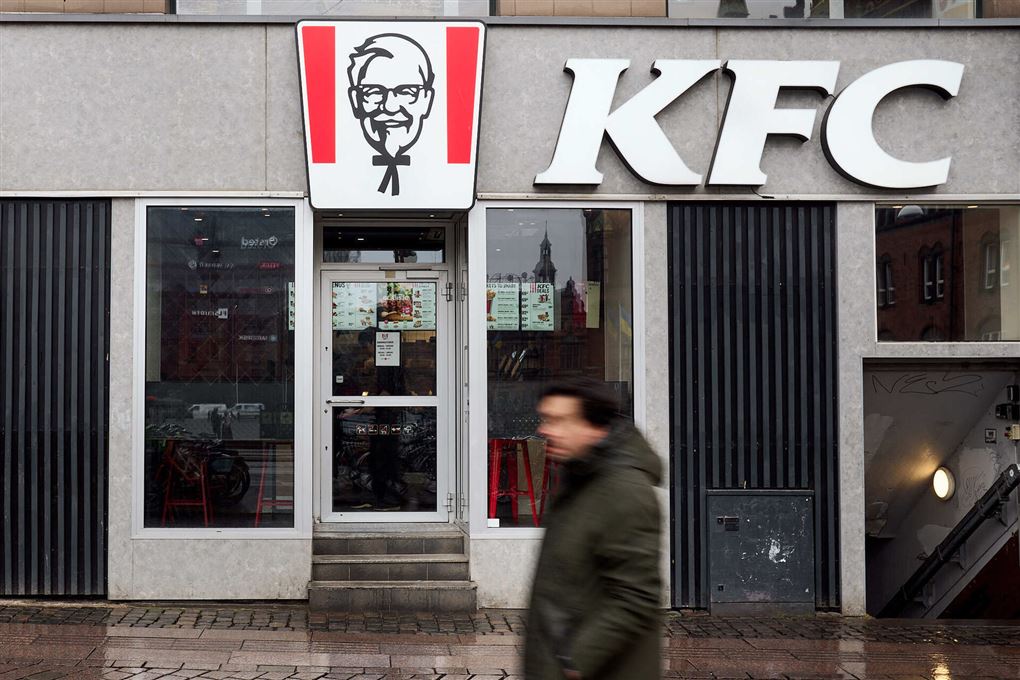 Mand går ude foran en KFC-restaurant