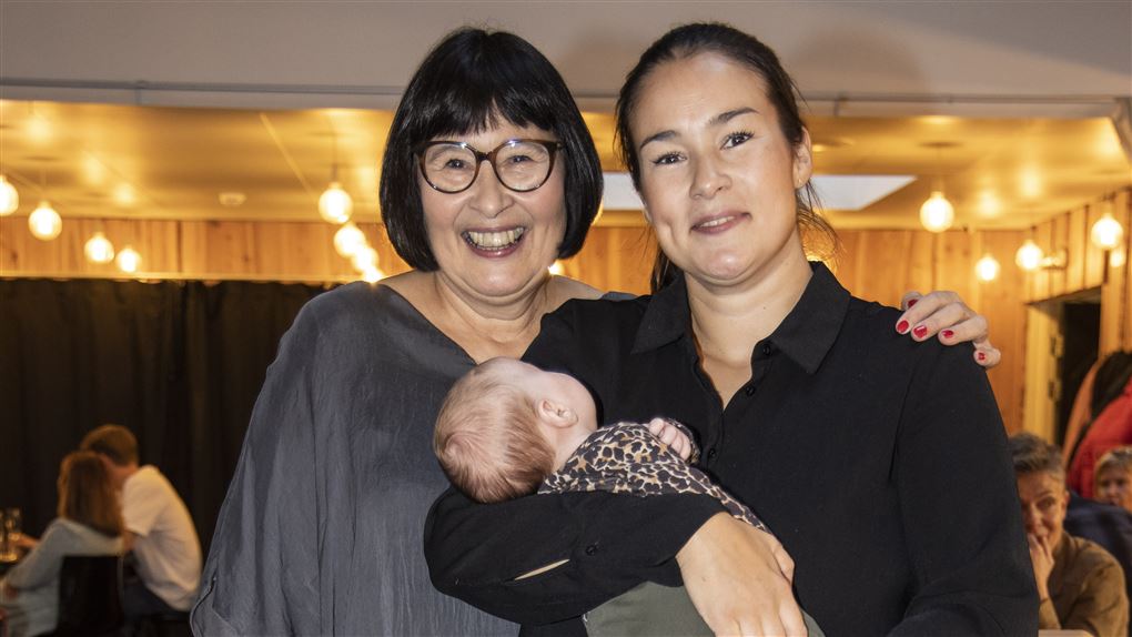 to kvinder med et barn