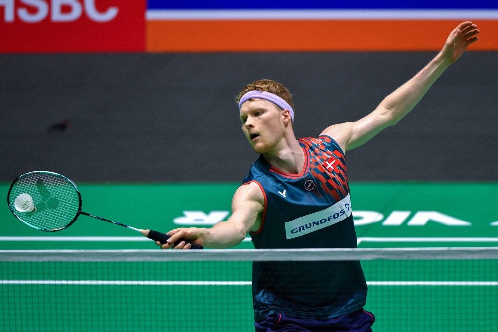 badmintonspiller helt fremme ved nettet