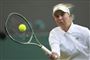 kvindelig tennisspiller slår til bolden
