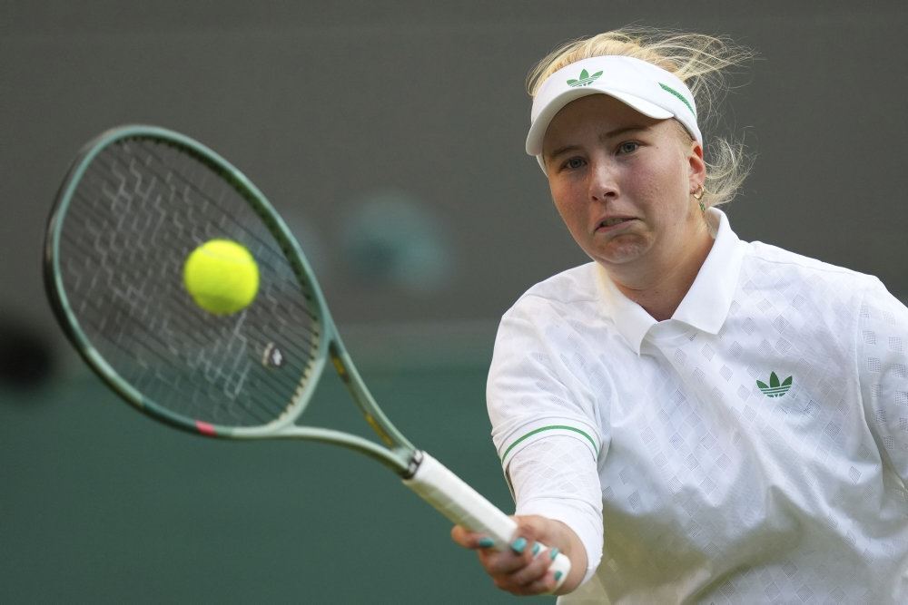 kvindelig tennisspiller slår til bolden