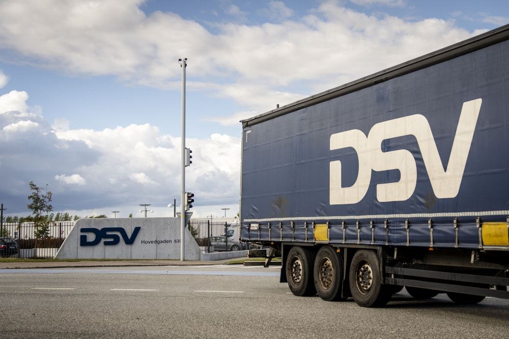 stor lastbil med teksten DSV