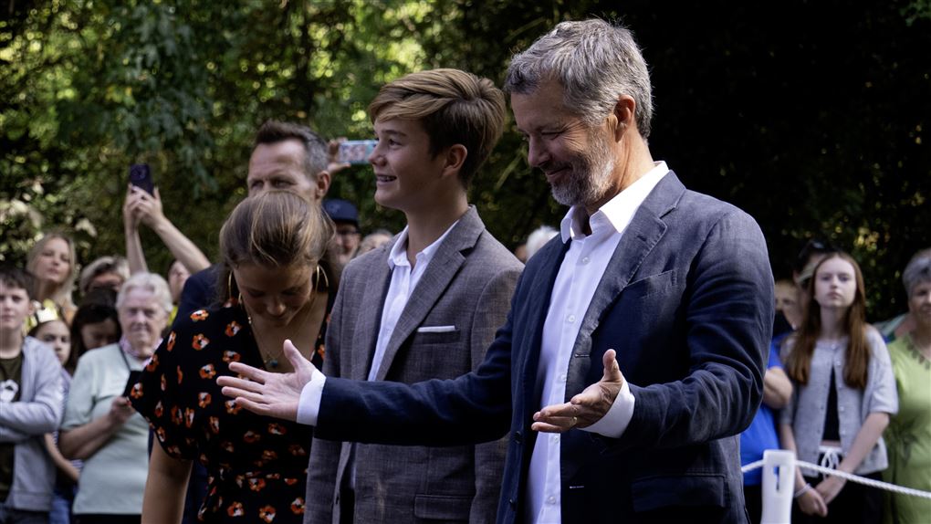kong frederik hilser på fremmødte