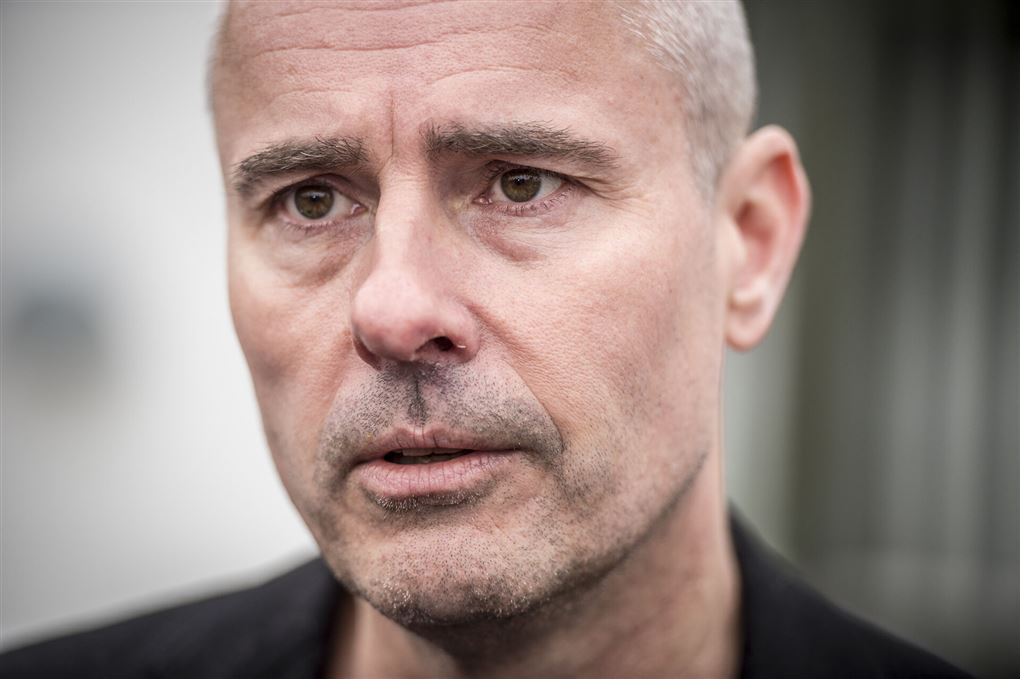 mand med sammenbidt udtryk