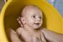 Modelfoto af glad baby i et badekar