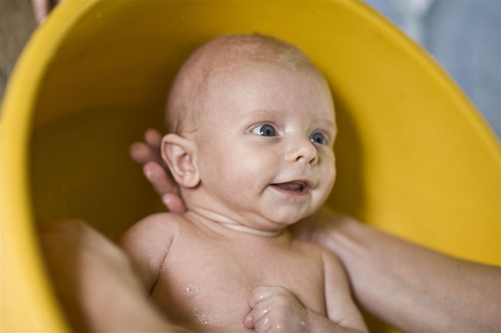 Modelfoto af glad baby i et badekar
