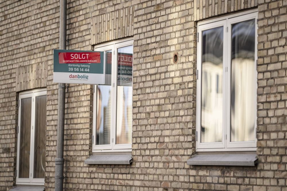 et til salg skilt på en mur