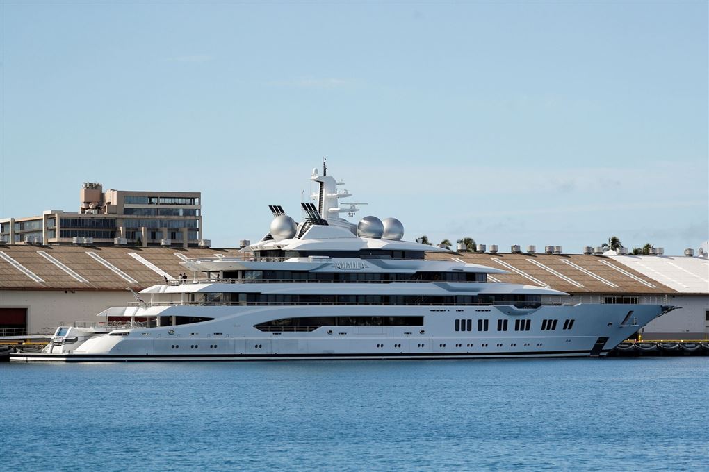 en superyacht i en havn