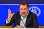 Transport- og infrastrukturminister Matteo Salvini  slår ud med armenene