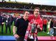 to personer holder pokal 