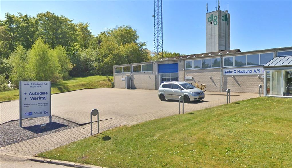 fabriksbygninger i solskinsvejr 