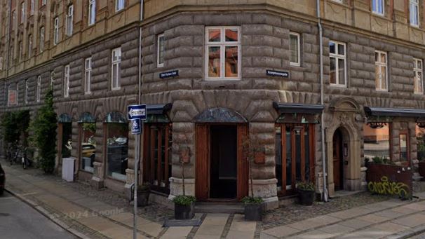 en restaurant på et hjørne