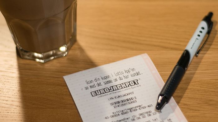 en kop kaffe og en eurojackpotkupon