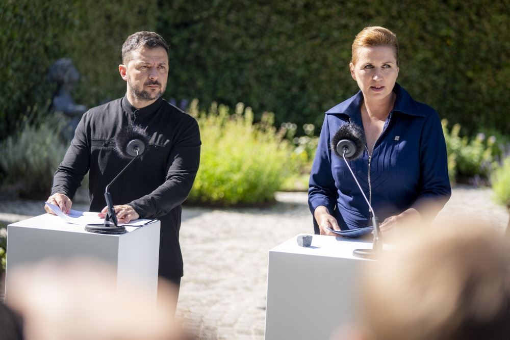 mand og kvinde bag her deres talepult