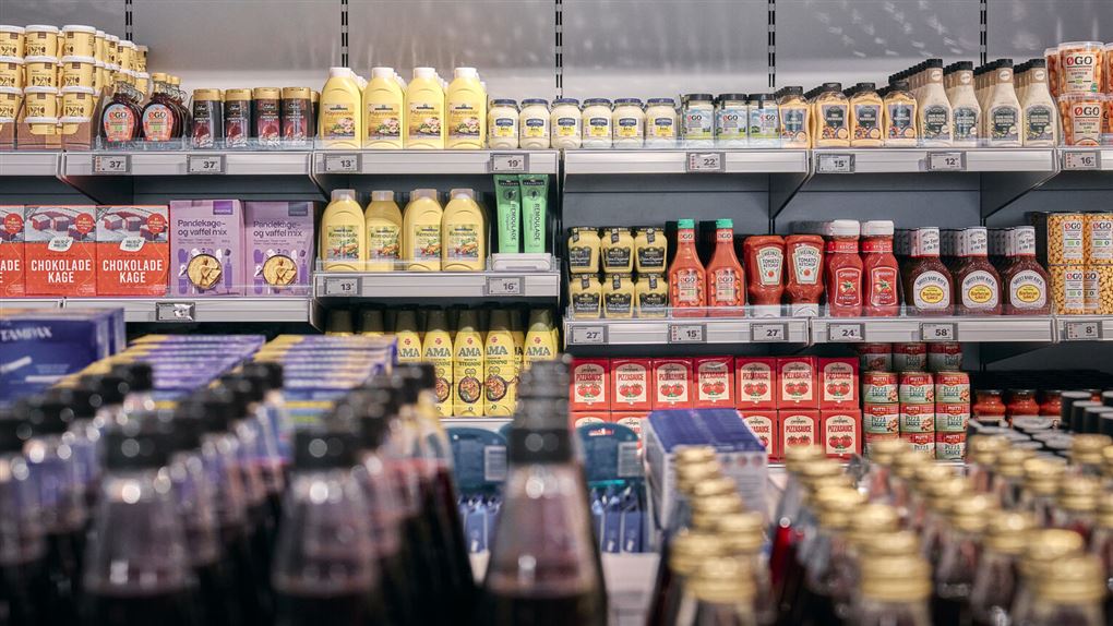 varer på hylder i supermarked