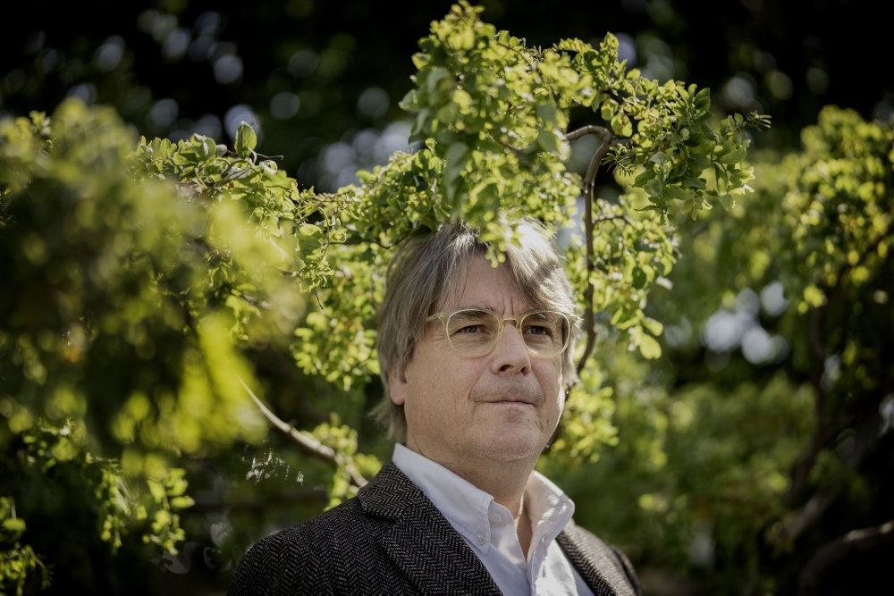 portræt af mand foran træer