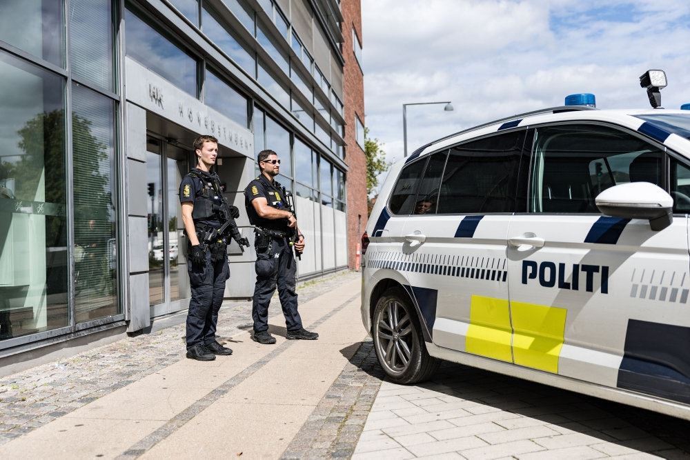 politifolk og politibiler