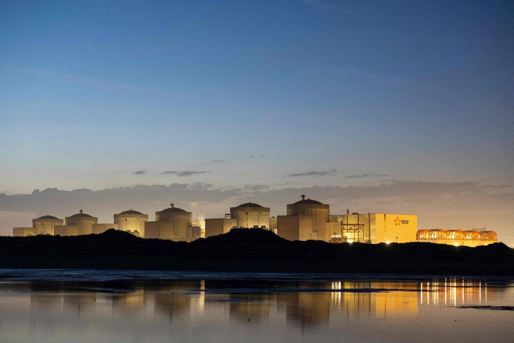 Atomkraftværket Gravelines med blå himmel i baggrunden